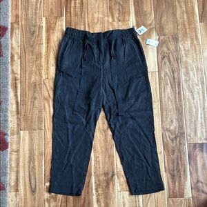 NWT GAP Lyocell Black Crops